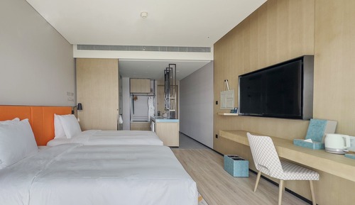 Standard Room, 2 Double Beds (High Floor)