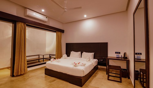 Club Room, 1 King Bed, Smoking