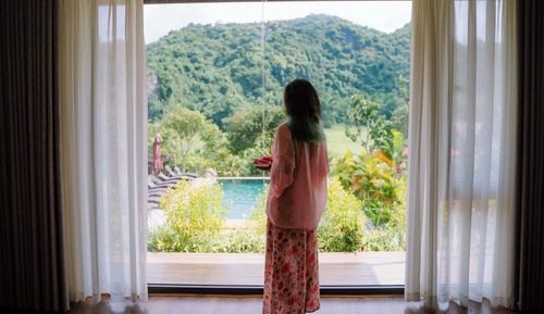 Junior Room, Valley View, Poolside