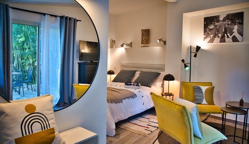 Deluxe Double Room, 1 Queen Bed, Private Bathroom, Pool View