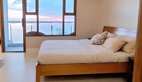 Luxury Premier King 2 Bedroom w/Balcony Bayview Netflix