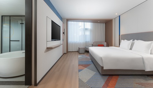 Standard Room, 1 King Bed (Separate Bath / Walk-In Shower)