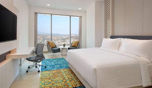 Deluxe Room, 1 King Bed, City View