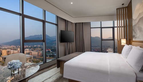Suite, 1 King Bed, Non Smoking, Canal View