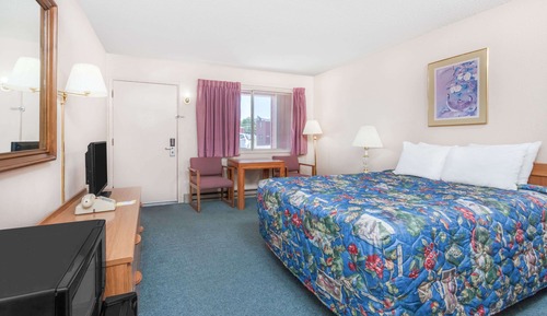 Standard Room, 1 Queen Bed