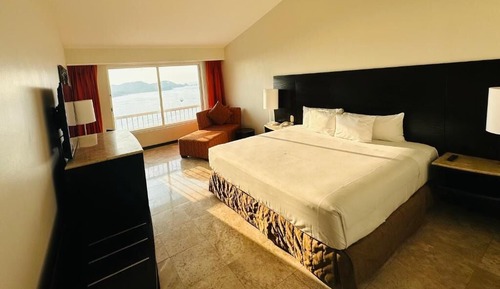 Deluxe Room, 1 King Bed, Sea View