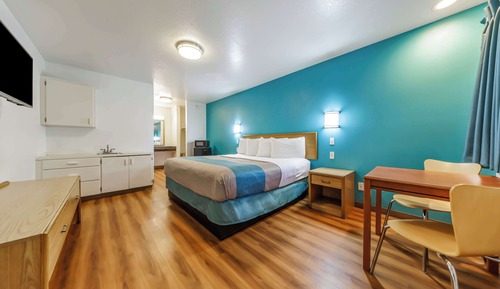 Deluxe Room, 1 King Bed, Non Smoking, Refrigerator & Microwave