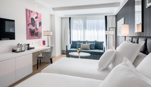 Family Room (Premium)