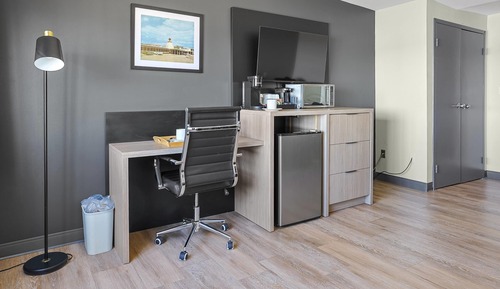 Suite, 1 King Bed with Sofa bed, Jetted Tub, Lake View