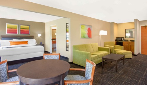 Deluxe Studio Suite, 1 King Bed, Non Smoking