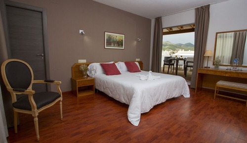 Double Room (2 Adults + 1 Child)