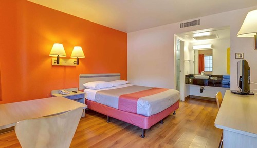 Room, 1 Queen Bed, Mobility Accessible, Non Smoking (Mobility, Roll-in Shower)