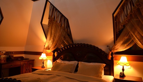 Deluxe Double Room (King Bed)