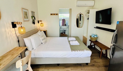 Deluxe Studio, 1 Queen Bed, Private Pool, Pool View