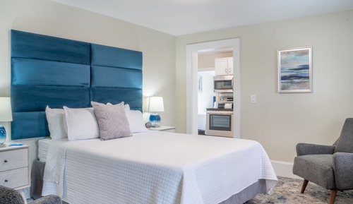 Queen w/ Kitchen & Separate Bedroom