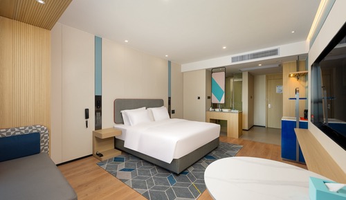 Standard Room, 1 King Bed, Lake View