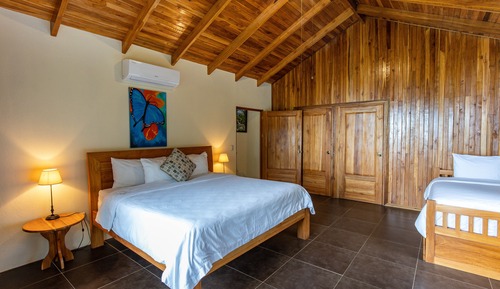 Family House, 4 Bedrooms, Private Pool, Oceanfront