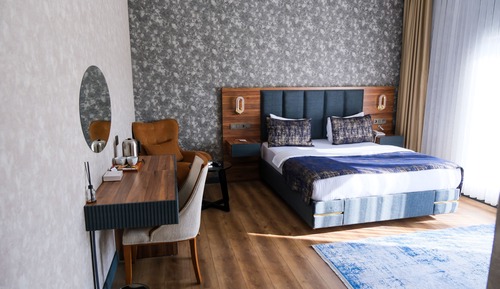 Deluxe Room with King Size Bed, Lake View with Balcony