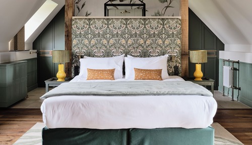 Classic Suite, 1 King Bed, Pets Not Allowed, Garden View