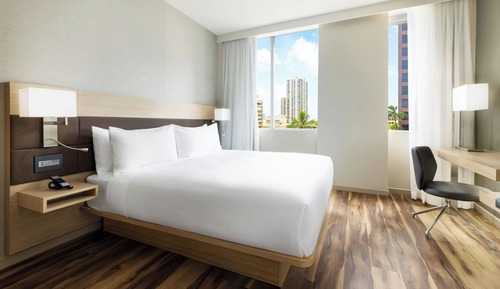 Deluxe Room, 1 King Bed, Roll-in Shower, City View