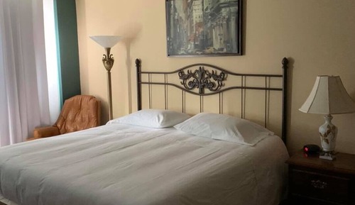 Room, 1 King Bed, Private Bathroom