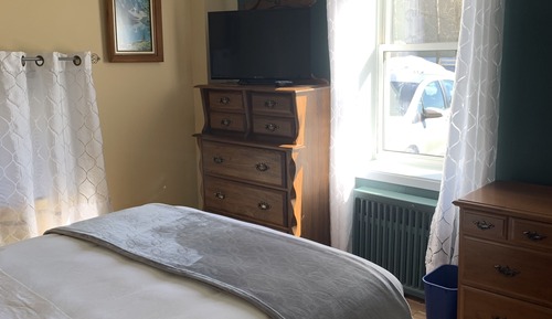 Room, 1 Queen Bed, Private Bathroom