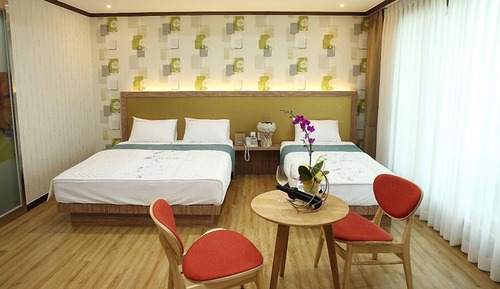 Triple Room, Multiple Beds