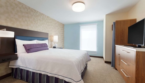 Suite, 1 Queen Bed, Accessible, Bathtub