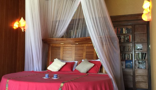 Deluxe Suite, 1 King Bed, Private Bathroom, Partial Sea View