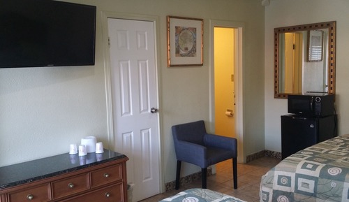 Basic Room, 1 King Bed