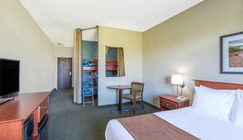 Family Room with 1 Queen Bed and 2 Twin Bunk Beds, Non-Smoking