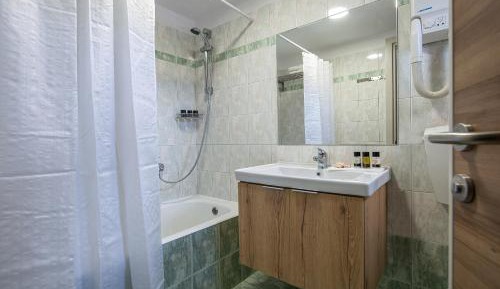 Deluxe One-Bedroom Apartment with Pool View