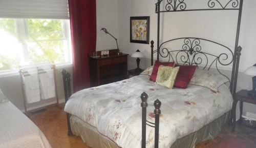 Queen Room with Single Bed