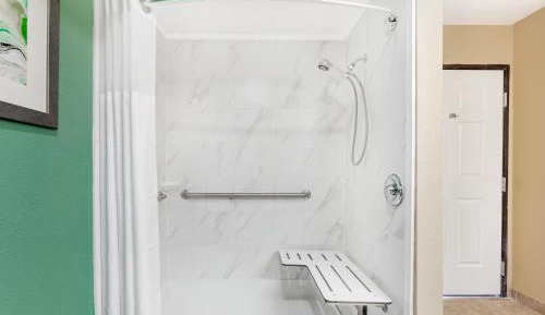 Queen Room with Two Queen Beds and Roll-In Shower - Mobility Accessible/Non-Smoking