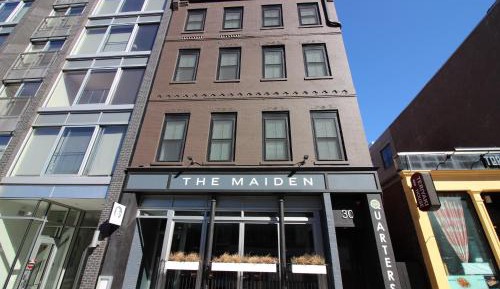 Standard Queen Room with Shared Bathroom 203