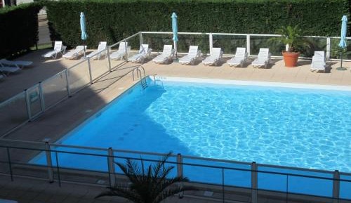 Apartment with Pool View 