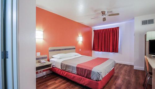 Queen Room - Non-Smoking