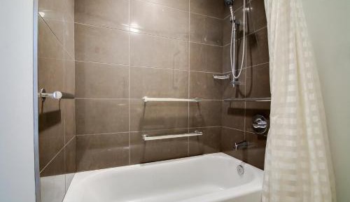 King Studio with Sofa Bed and Accessible Tub - Disability Access