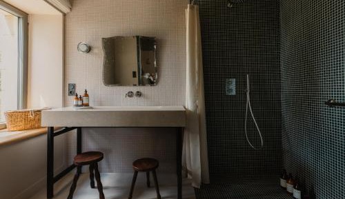 King Room with Roll-In Shower - Disability Access