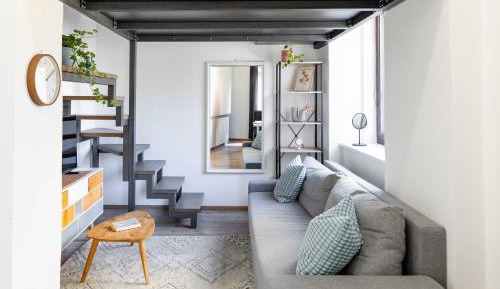 One-Bedroom Loft Apartment with One Queen Bed