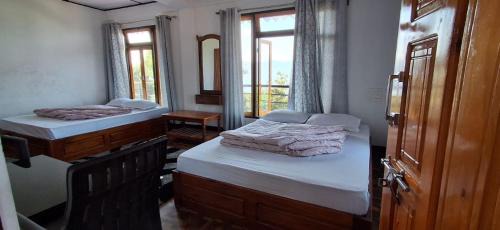 Deluxe Double or Twin Room with Mountain View