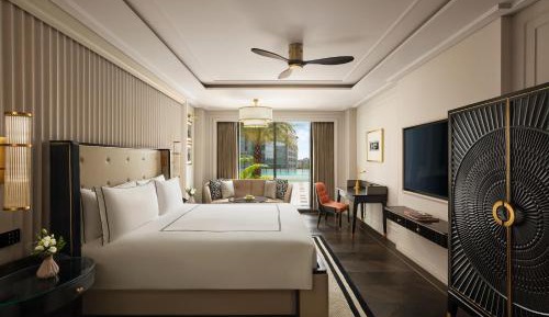 Fairmont Gold King Room with Fairmont Gold Lounge Access and Complimentary Airport Transfers , Laundry services for up to 4 pieces per night and Complimentary Soft Mini Bar