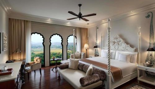 Fairmont King Room - (Non Smoking) 2 complimentary craft beers or a signature cocktail at Anjum (per room/stay) 90-min spa at the price of 60 (per room/stay) Happy Hours: Buy 1 Get 1 on select drinks at Anjum 20% off on food, soft beverages & laundry