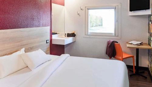 Tandem Double Room with Shared Bathroom