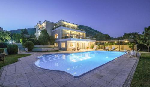 Villa with Garden View