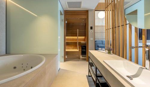 Deluxe Suite with Spa Bath