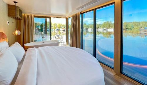 Panoramic Floating Suite Circle Bed – Spa Bath 