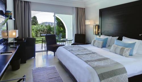 Deluxe King Room with Sea and Pool View