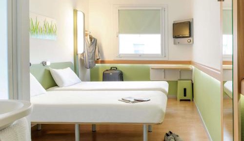 Classic Room with Two Single Beds with Garden View