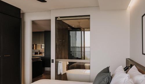 One-Bedroom Apartment with Lake View